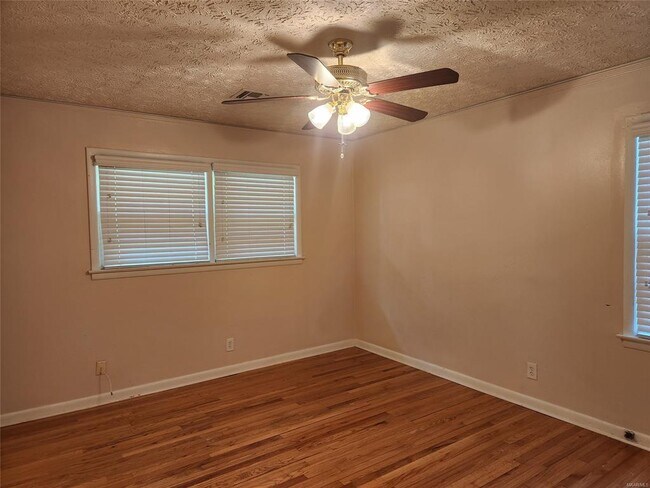 Building Photo - 606 Fairview Ave