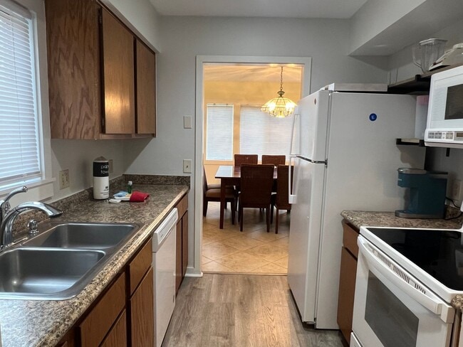 Building Photo - Unfurnished First Floor 3BR Condo in Sea P...