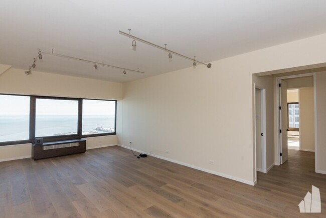 Building Photo - 185 E Delaware Pl
