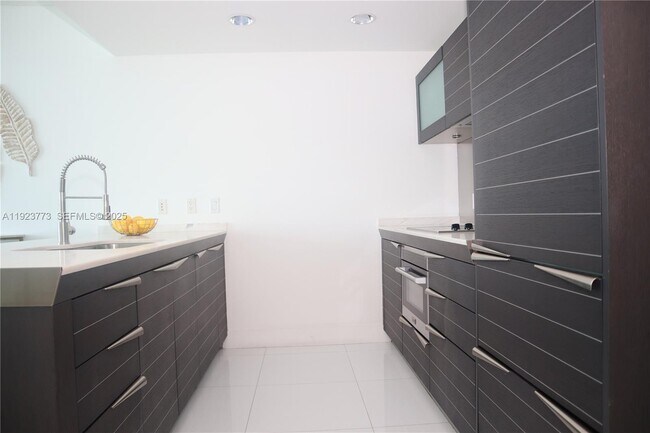 Building Photo - 200 Biscayne Blvd Way