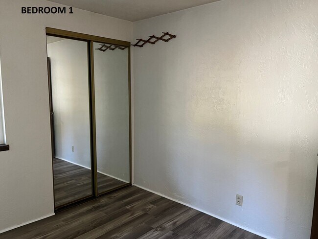 Building Photo - LOO Duplex