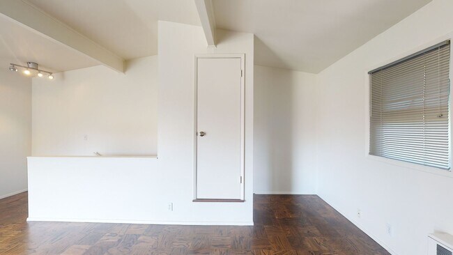 Building Photo - Broadmoor Manor (112)