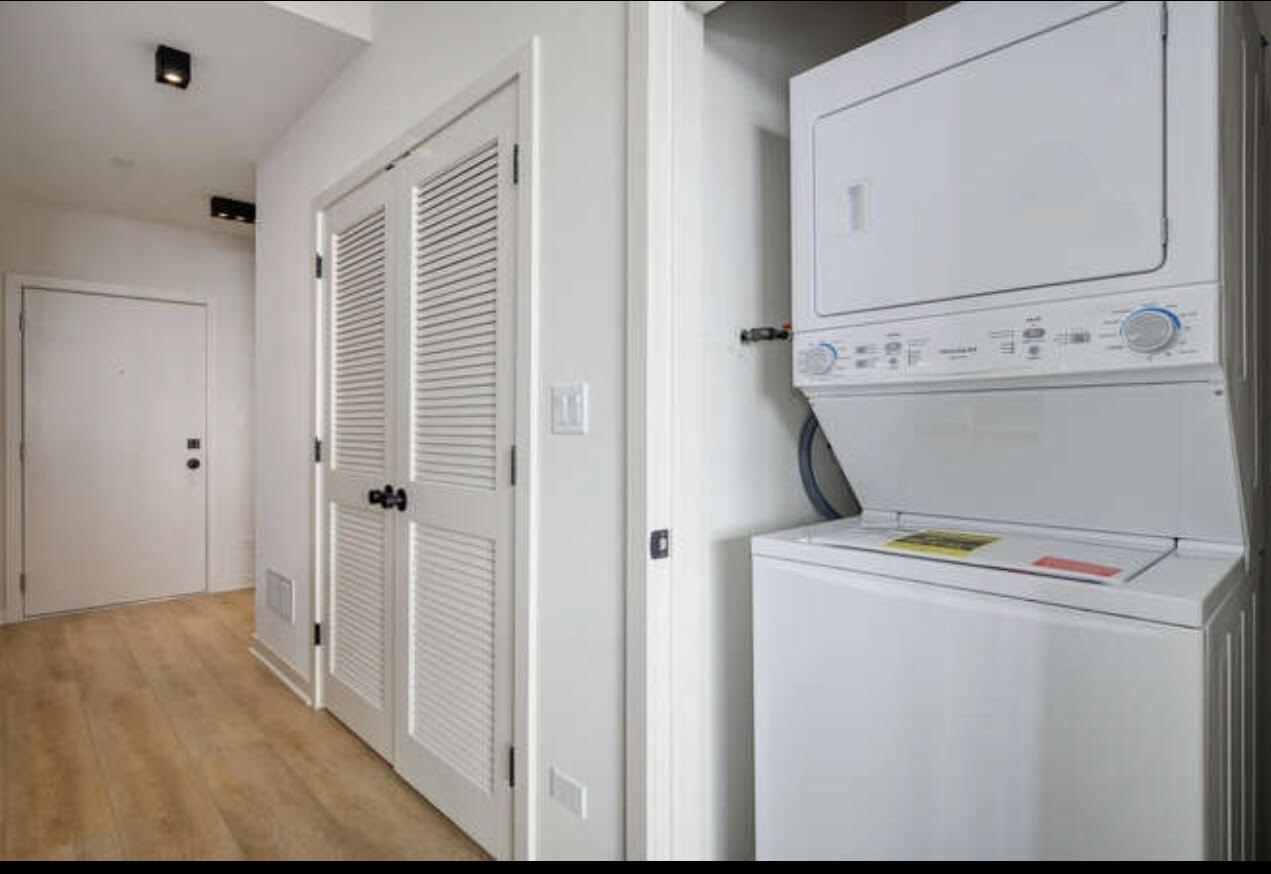 Building Photo - 6340 W Belmont Ave