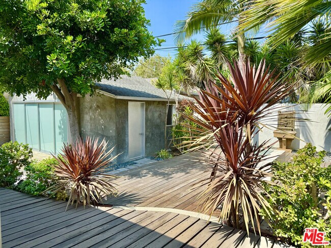 Building Photo - 1153 N Poinsettia Pl