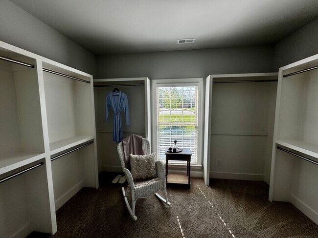 Building Photo - Spacious and luxurious with bonus room