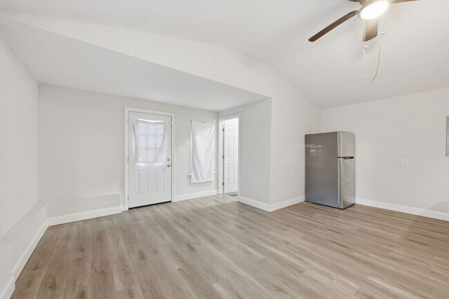 Building Photo - Completely Renovated 2BR/1BA Home on Extra-Large Lot in Jacksonville's Trout River Area***APRIL S...