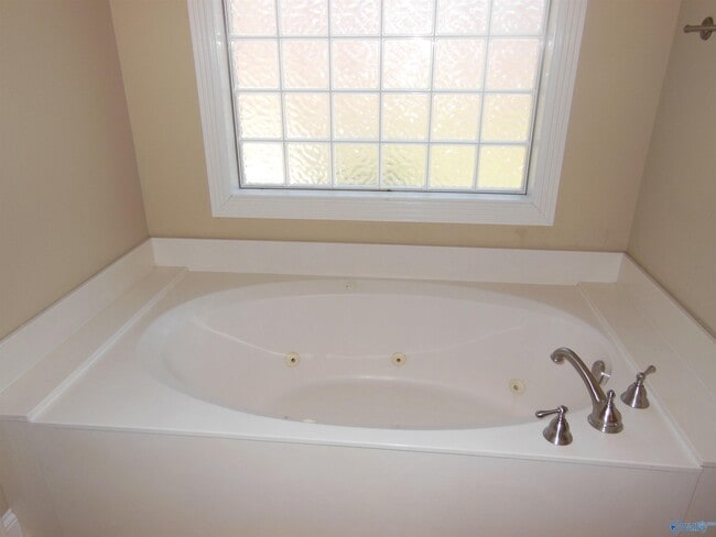 Building Photo - 2604 Little Cove Rd