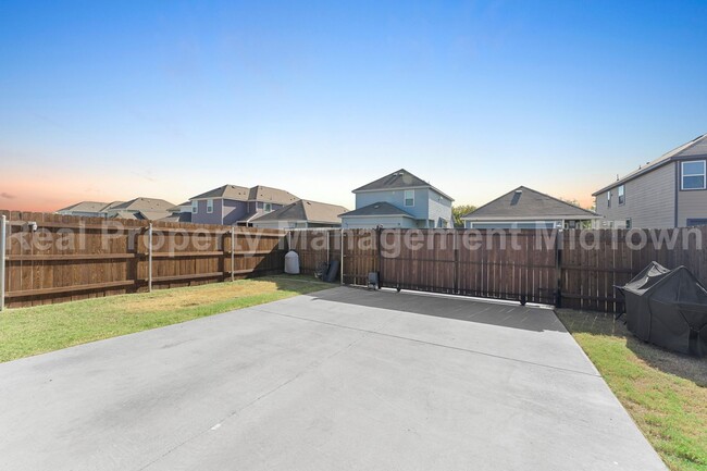 Building Photo - Charming Home in Newly Built Fort Worth Co...