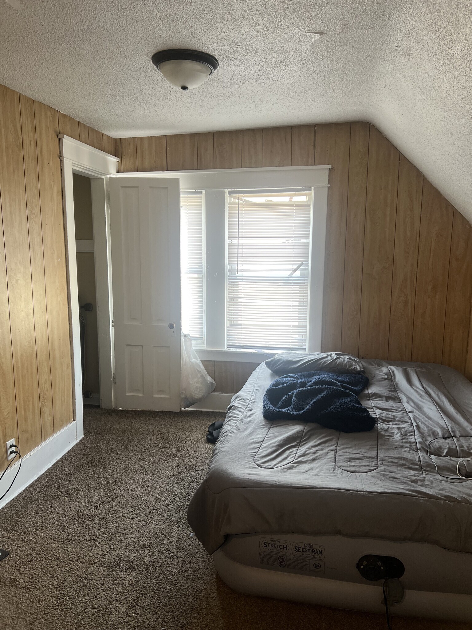 Building Photo - 1113 6th St E