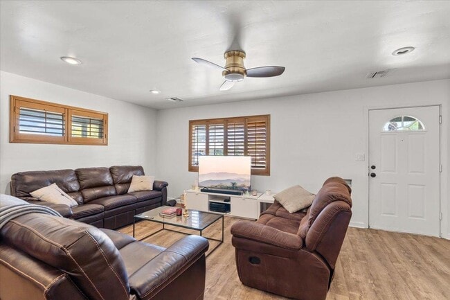 Building Photo - 535 W 19th St