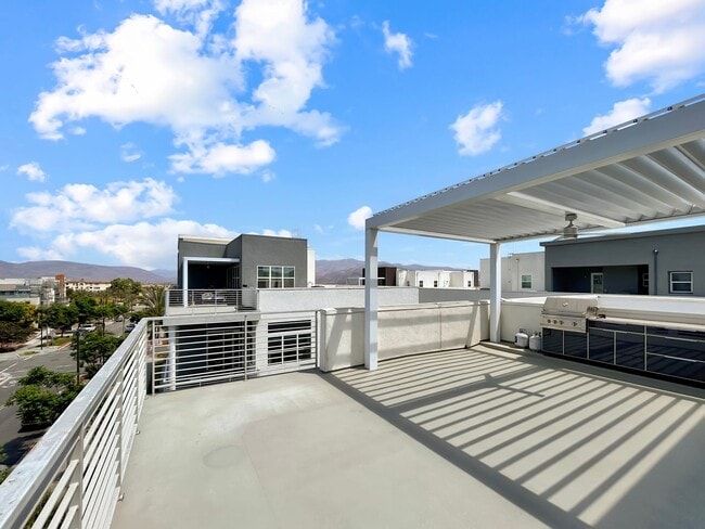 Building Photo - Stunning 3B/3BA 4-story Upgraded Home w/ P...