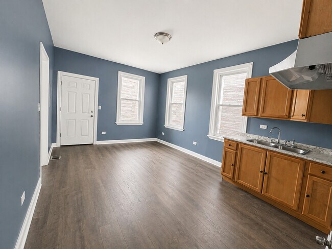 Building Photo - 2114 W 51st St