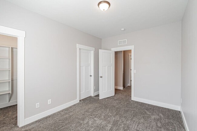 Building Photo - 654 S Saturn Ave