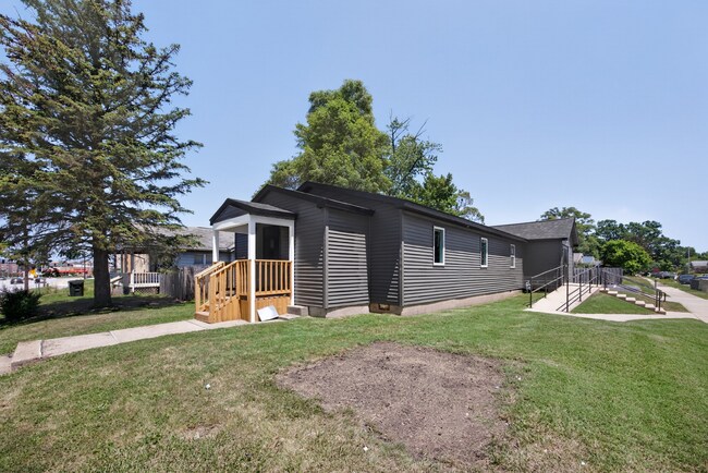 Building Photo - 706 N Eddy St