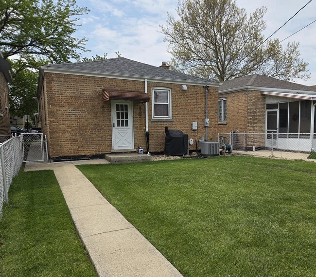 Building Photo - 5822 W 64th Pl