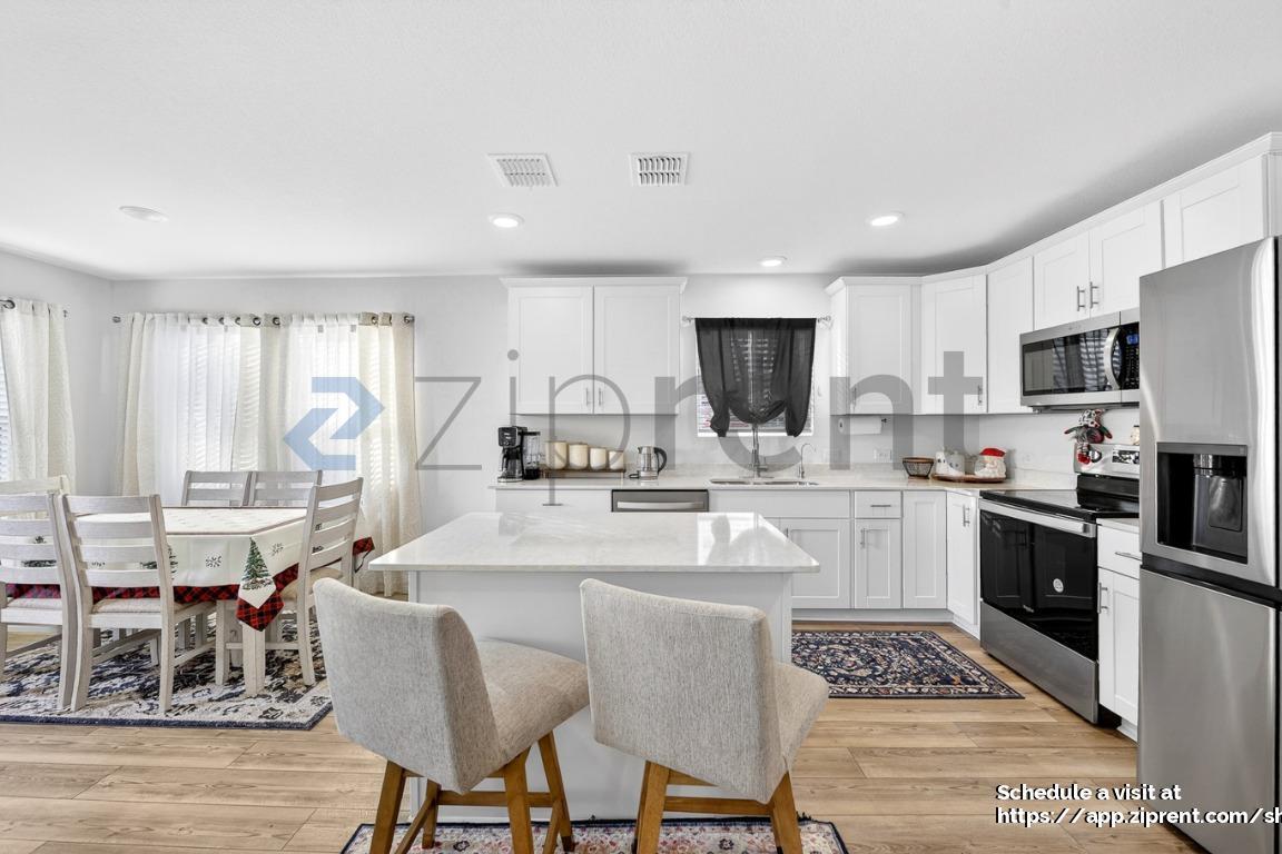 Building Photo - 2301 Vlg Crk Ln