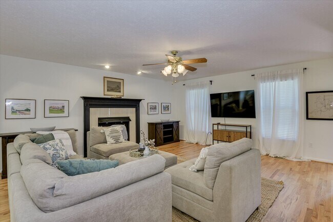 Building Photo - 869 Hickory Ridge Rd