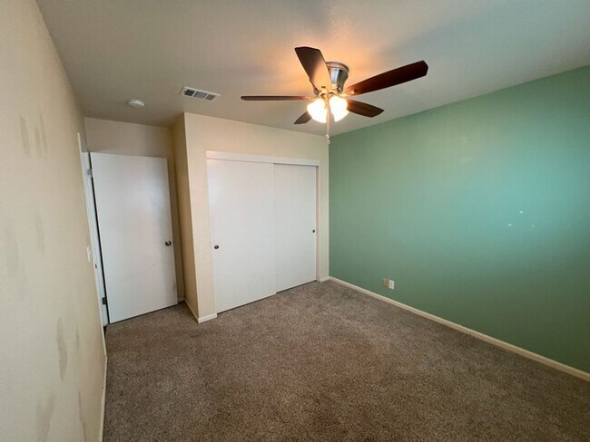 Building Photo - Bright and Sunny 3 bedroom home in North E...