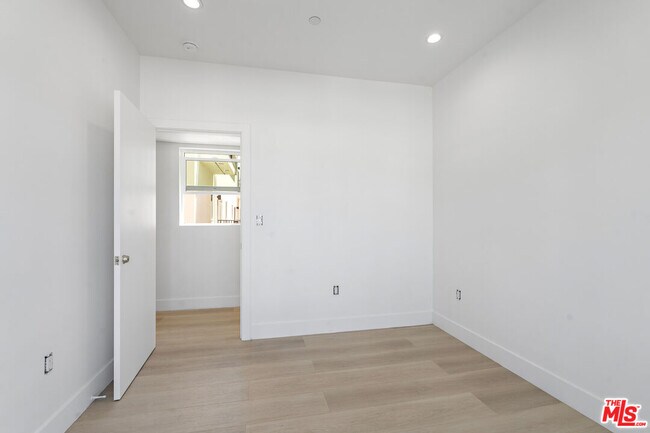 Building Photo - 10965 Calvert St