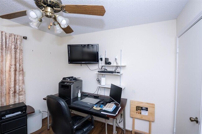 Building Photo - 3805 Landmark Dr