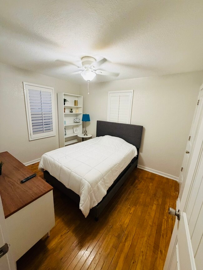 Building Photo - 998 N 6th St