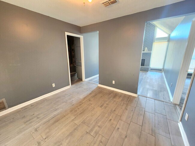 Building Photo - 3 bedroom/2bath  $1295/mth