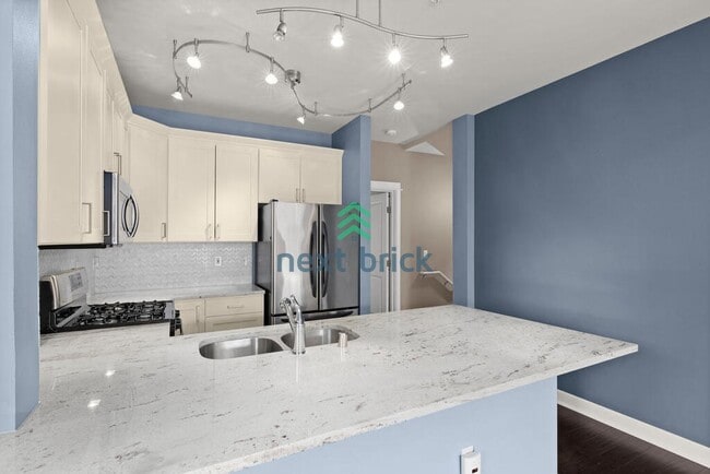 Building Photo - 3 Bed 2.5 Bath End Unit Townhome is Available for Rent!