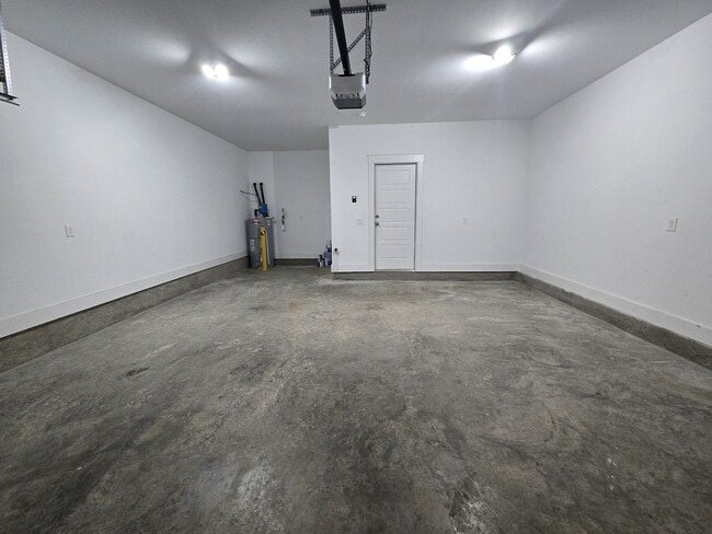 Building Photo - End Unit 3/3.5 Townhome w/ Community Pool!