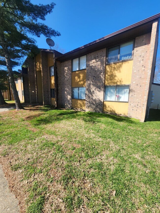 Building Photo - Beautiful 2 bedroom 1 bath 2nd floor condo...