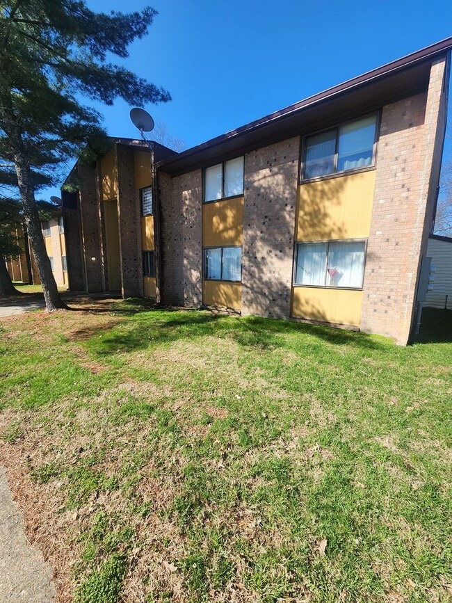 Building Photo - Lovely 1 bedroom 1 bath 2nd floor condo wi...