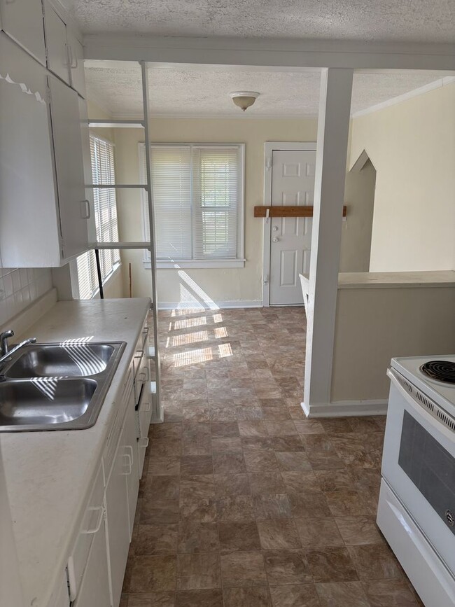 Building Photo - Great 3 bedroom house