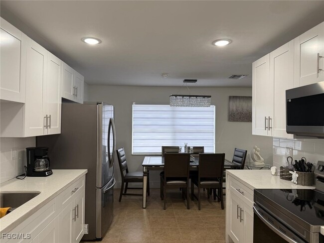 Building Photo - 1335 NE Pine Island Ln