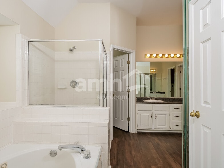 Building Photo - 6895 Clearpoint Dr