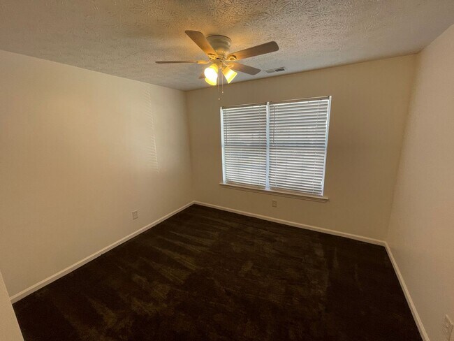 Building Photo - Spacious 4 Bedroom Townhome in Jackson with fenced backyard!
