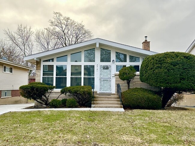 Building Photo - 8318 S Dorchester Ave