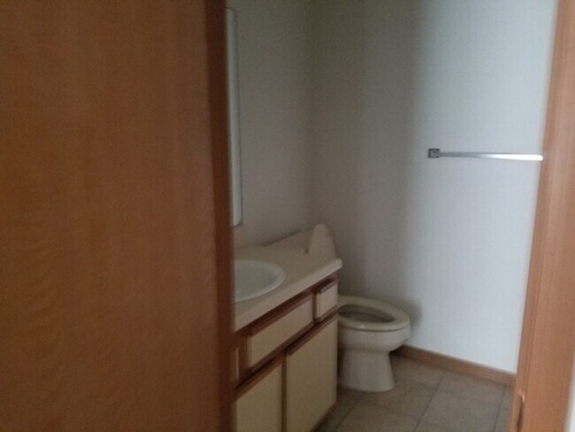 Building Photo - Great 3 Bed 2 Bath 2 Car Garage Flat Duplex- Pets ok!