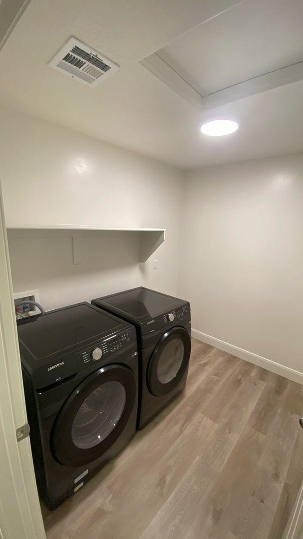 Building Photo - 3 Bed - 2.5 Bath, Large Townhome - 2 Car G...