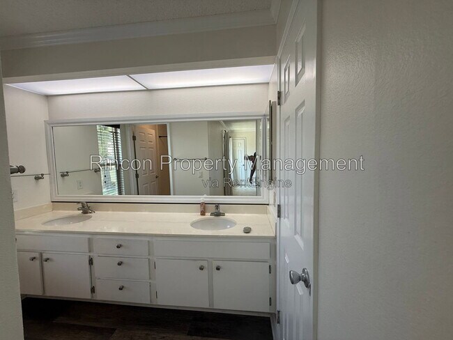 Building Photo - 694 Deerhunter Ln
