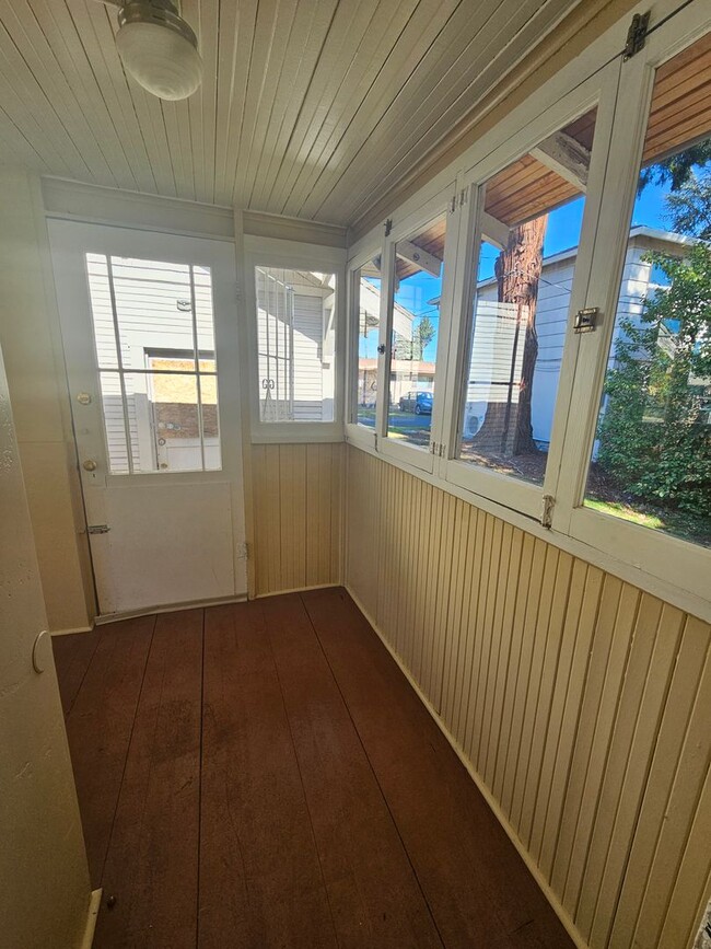 Building Photo - 1/2 OFF FIRST MONTH'S RENT IF RENTED IN DEC! Charming 2 Bedroom with Bonus/Laundry Room