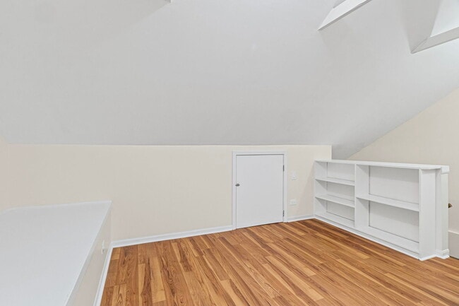 Building Photo - 1725 Pickwick Ln