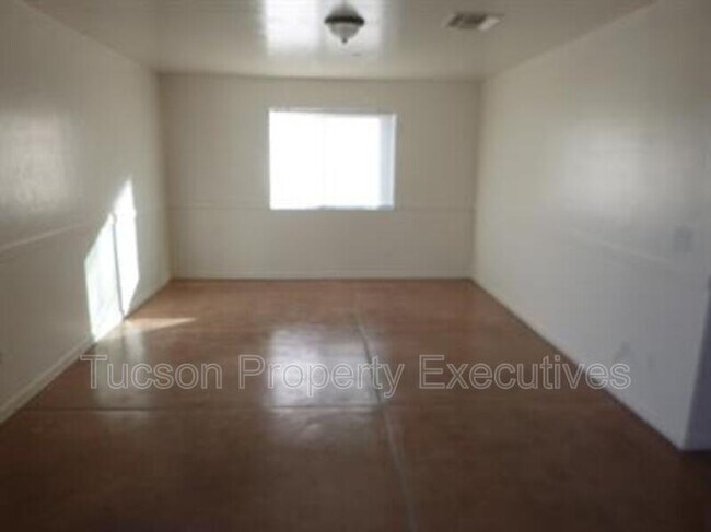 Building Photo - 1412 E 25th St