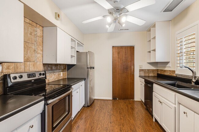 Building Photo - Bright & Inviting 2-Bedroom Home with Fenced-In Yard, Garage & Lawn Care Included