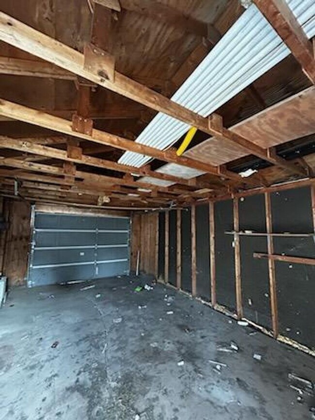 Building Photo - 2BR/1ba house with garage