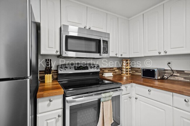 Building Photo - Updated Lakeshore Area Condo