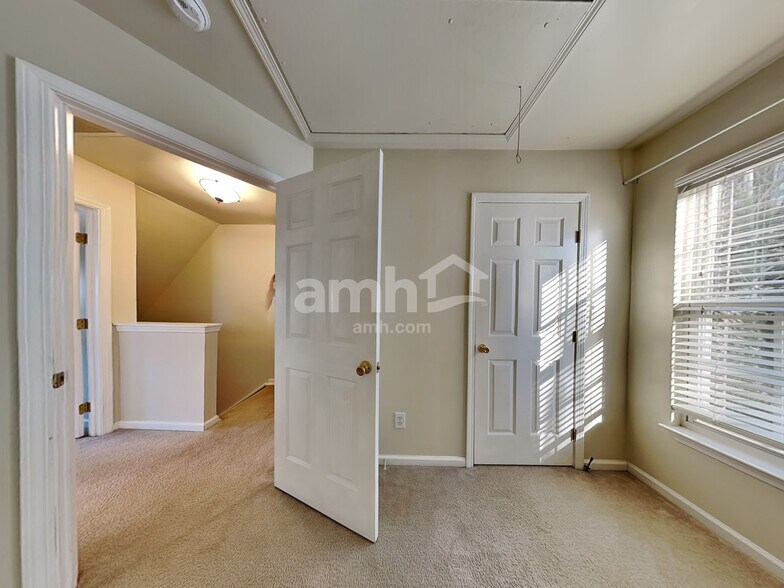 Building Photo - 325 Windsong Dr