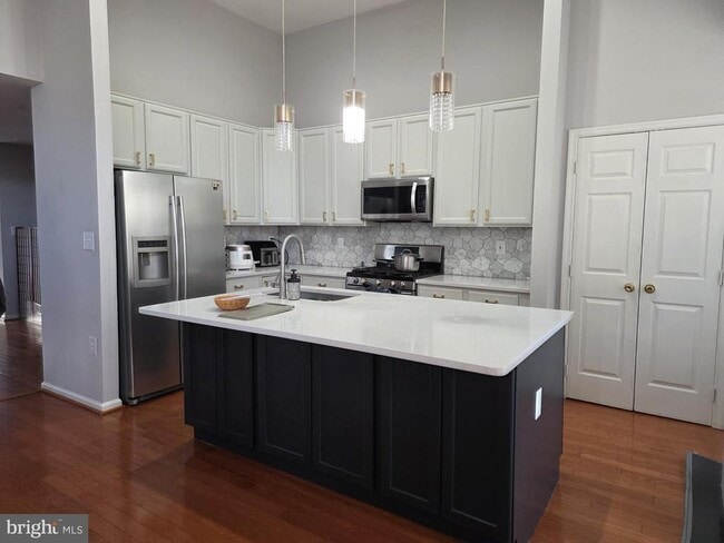 Building Photo - 14641 Seasons Dr