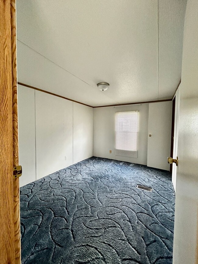 Building Photo - Available Now! 3 Bedroom 2 bath unit
