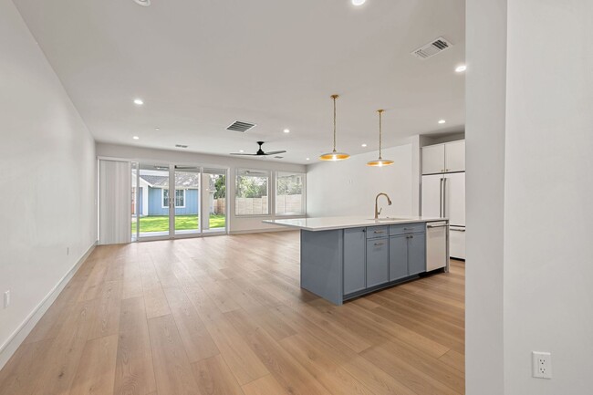 Building Photo - 917 E 37th St