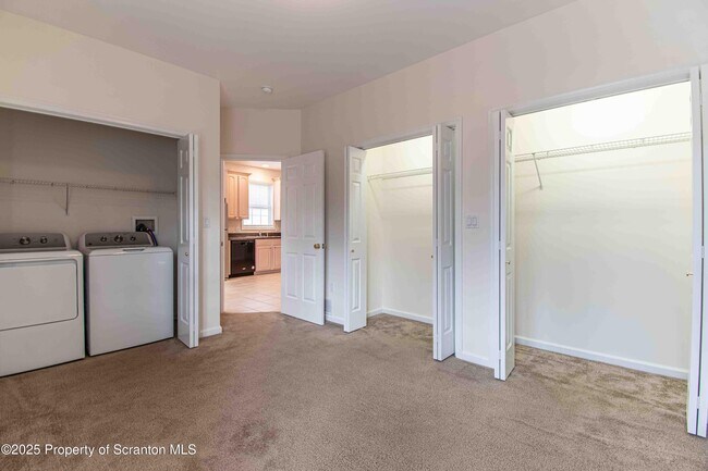 Building Photo - 4013 Pond View Dr