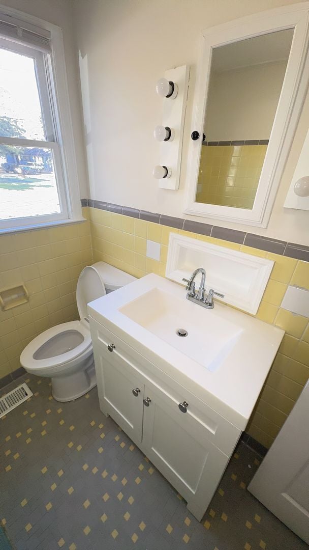 Building Photo - 401 Sheppard St